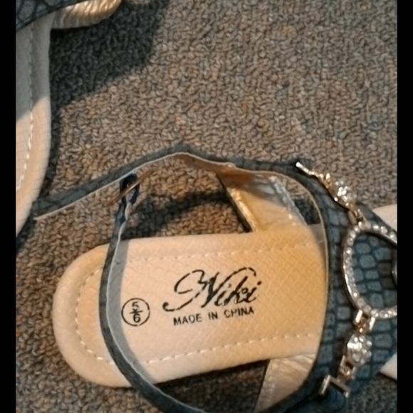 Jeweled thong sandals size 5/6 - Picture 4 of 4